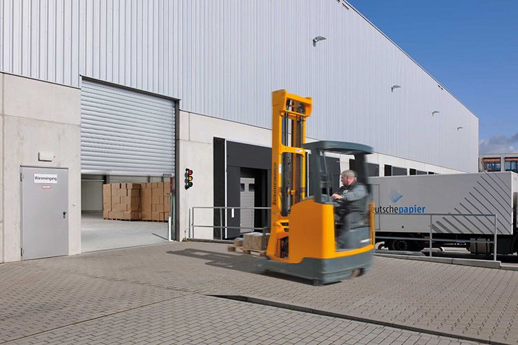Rolltor an einer Gewerbehalle