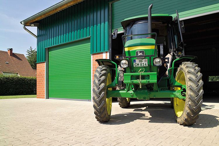 Rollgitter an einer Ladenzeile